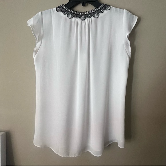 White House Black Market off white Lace Trim Cap-Sleeve Top Size 4 - Picture 3 of 8